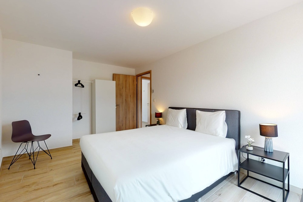 Basic Apartment, Multiple Beds