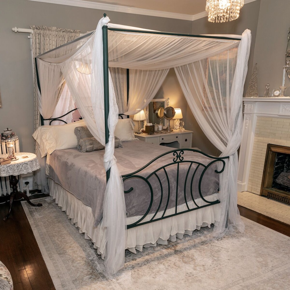 Romantic Room, 1 Queen Bed, Private Bathroom photo 2