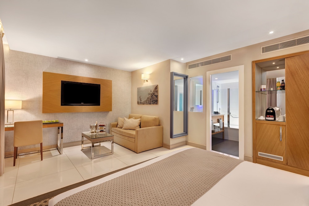 Deluxe Room, Pool View - Photo 3