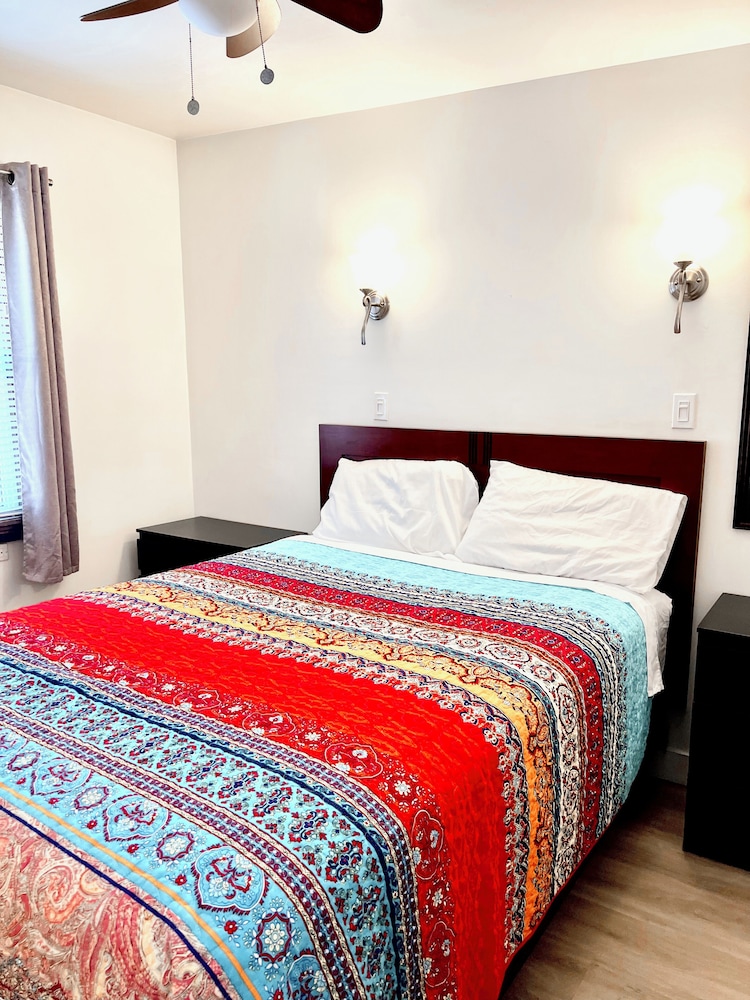 Classic Cabin 2 - 1 Bedroom w/ Queen and Couch Futon,1 Bathroom, Kitchen and Lake Views