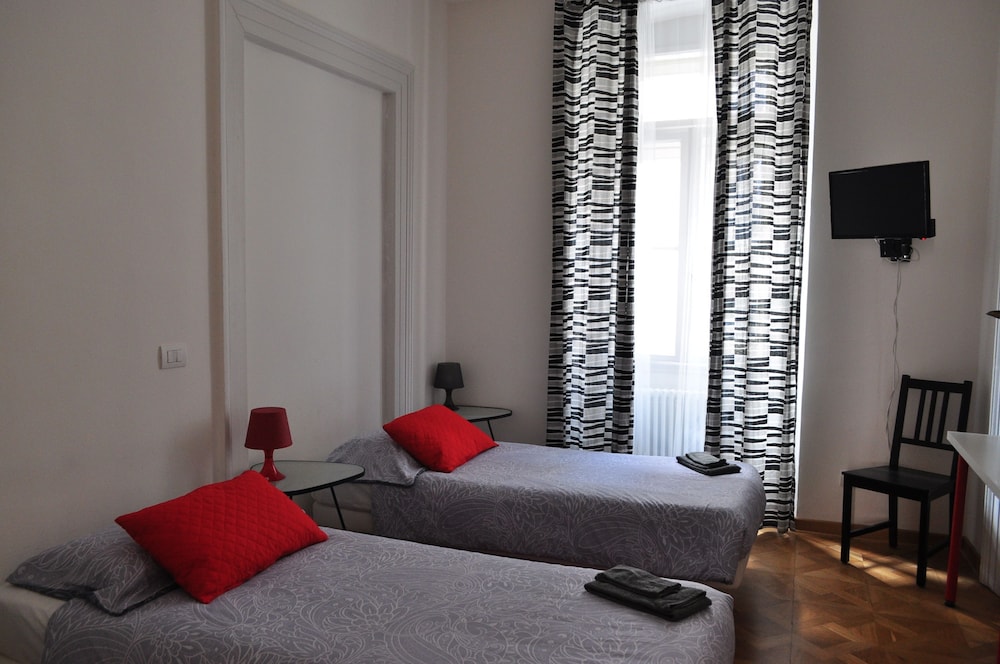 Standard Twin Room, 2 Twin Beds, Shared Bathroom