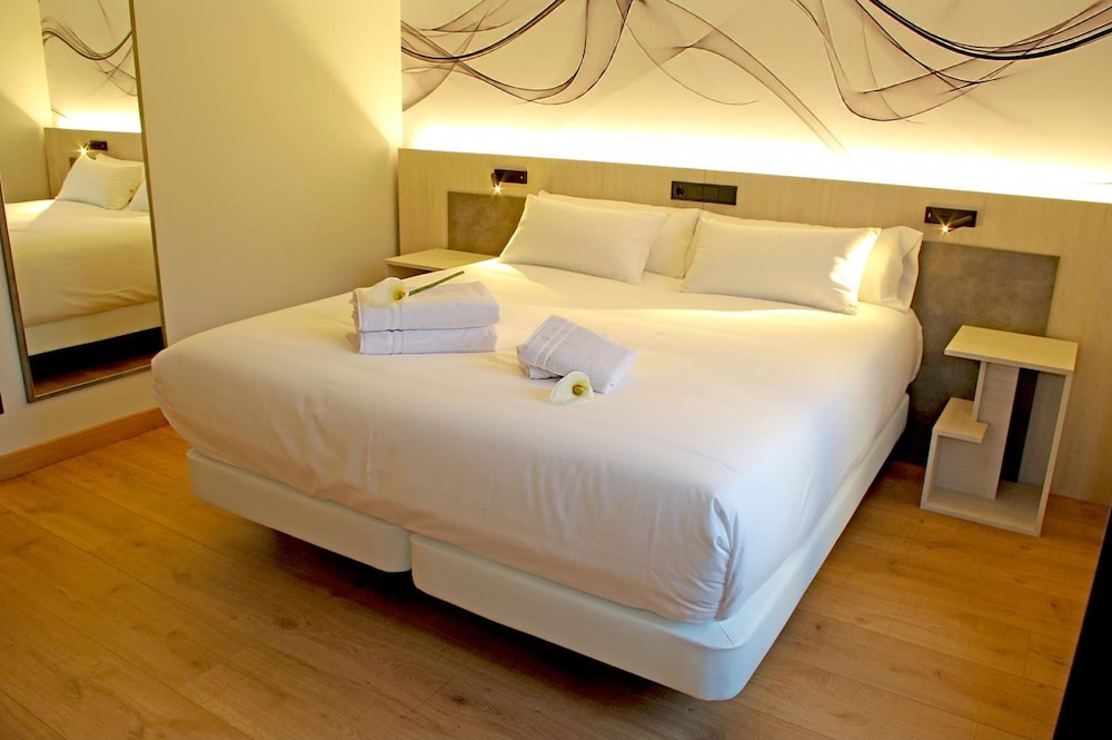 Superior Double or Twin Room (NERU Balcón) - Photo 6