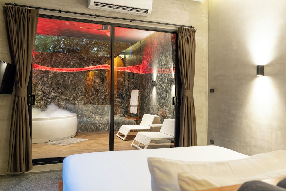 Suite Hot Tub photo 3
