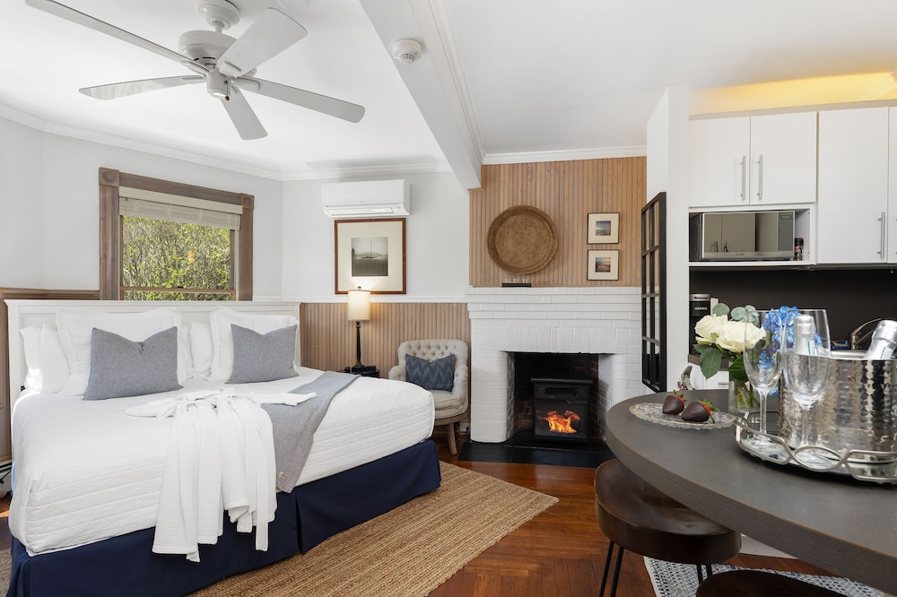 Deluxe Studio Suite, 1 King Bed, Patio, Sea Facing photo 1