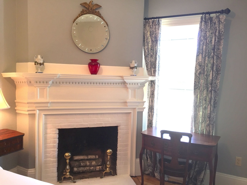 Gray Room, 1 Queen Bed, Glass shower,  Antique show fireplace photo 3