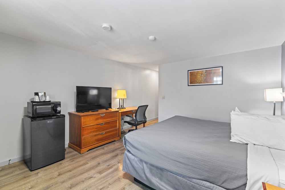 Basic Room, 1 Queen Bed, Smoking photo 2