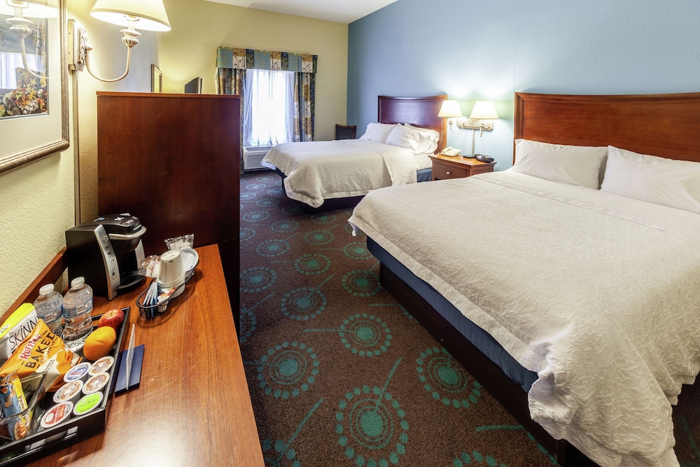 Room, 2 Queen Beds, Non Smoking (Drinks & Snacks) - Photo 3