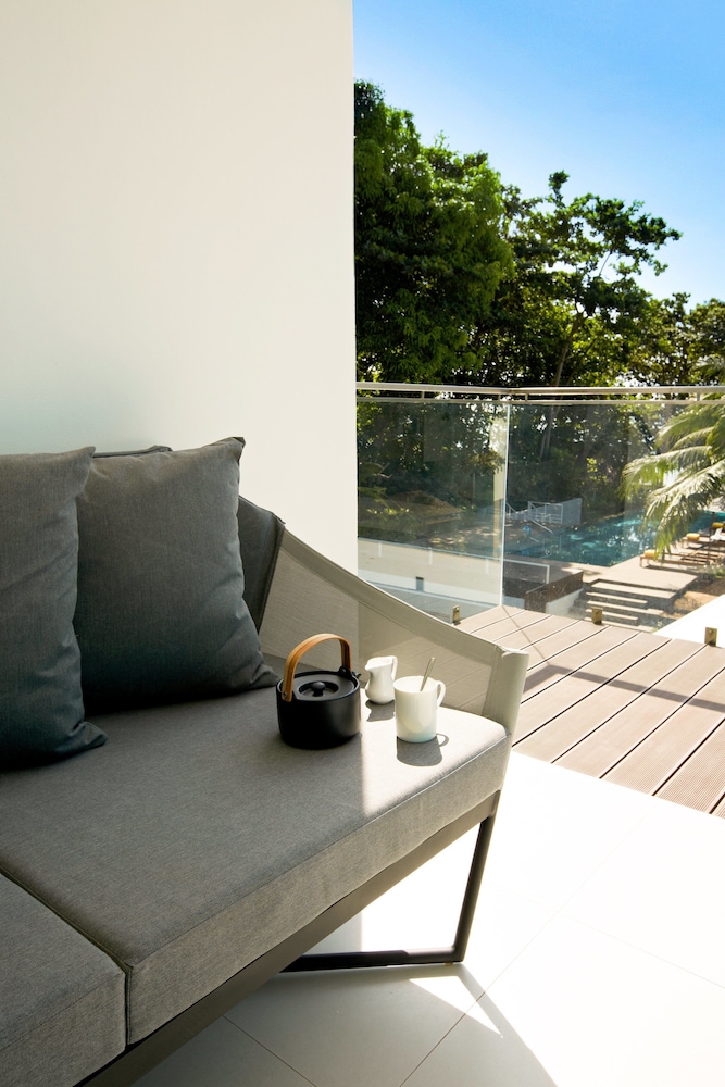 Deluxe Room, 1 King Bed, Ocean View - Photo 5