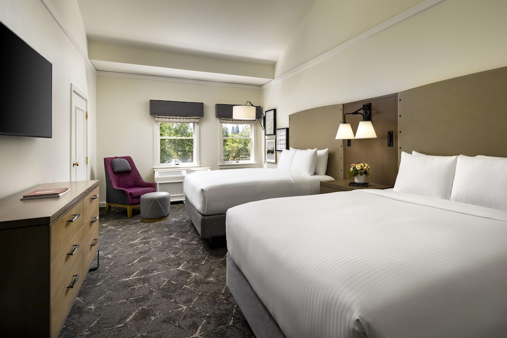 Deluxe Room, 2 Queen Beds (Hearing and Mobility Accessible)