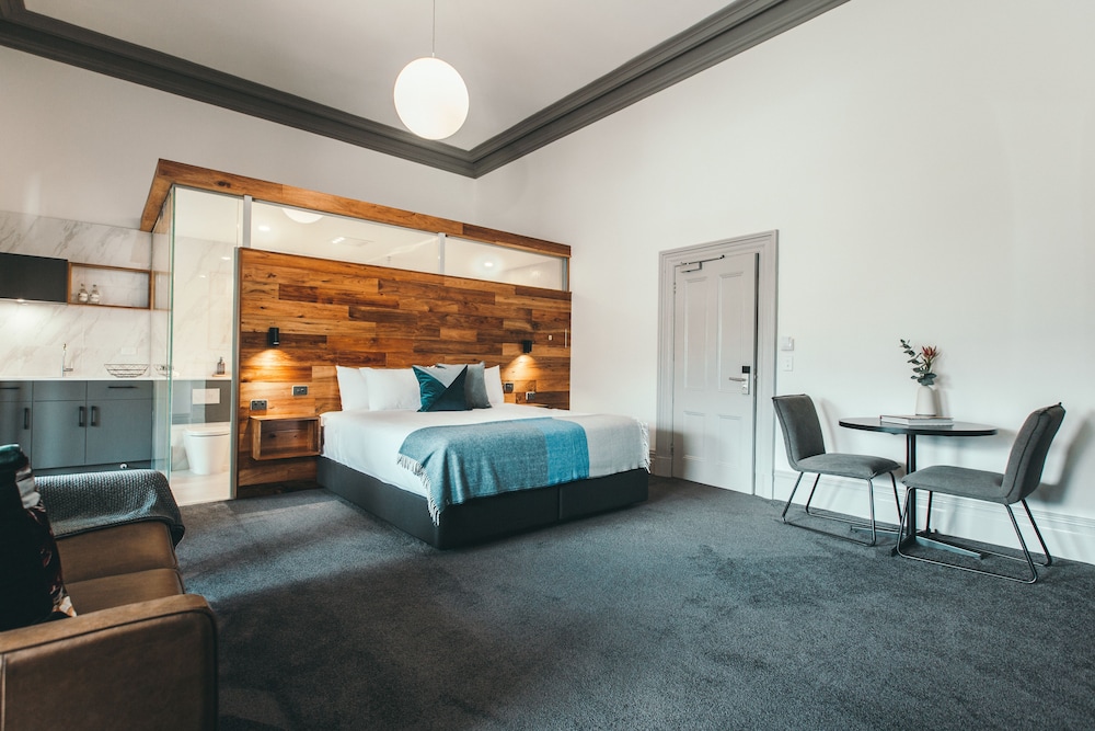 Hunter Suite