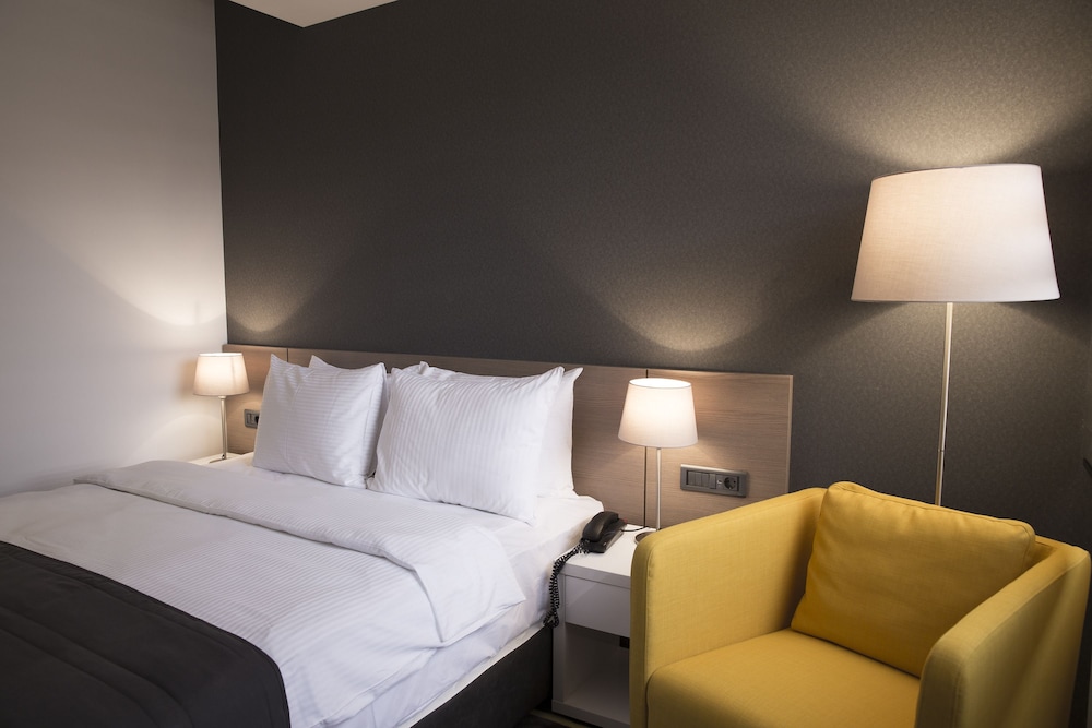 Economy Room, 1 Queen Bed photo 2