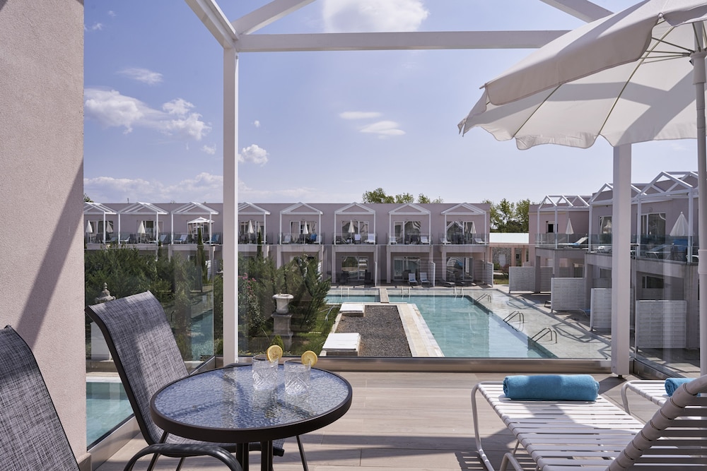 Junior Suite, Pool View photo 3