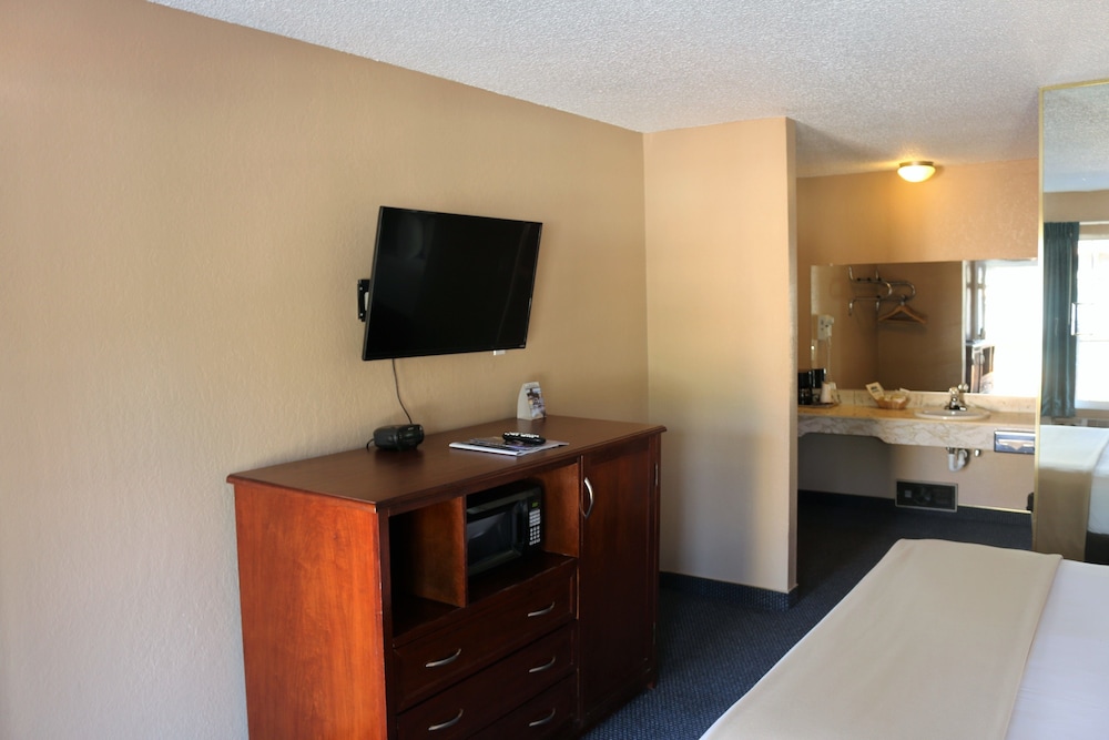 1 King Bed Non Smoking (No Pets Allowed) - Photo 3