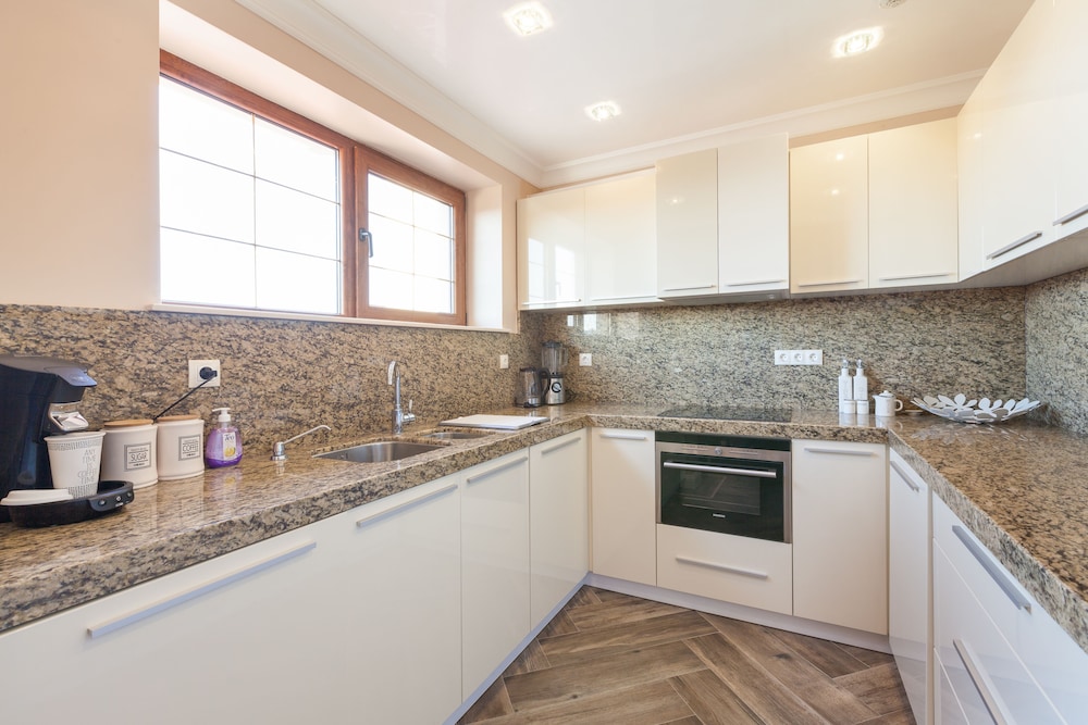 Deluxe Suite, 2 Bedrooms, Hot Tub, Mountain View photo 2