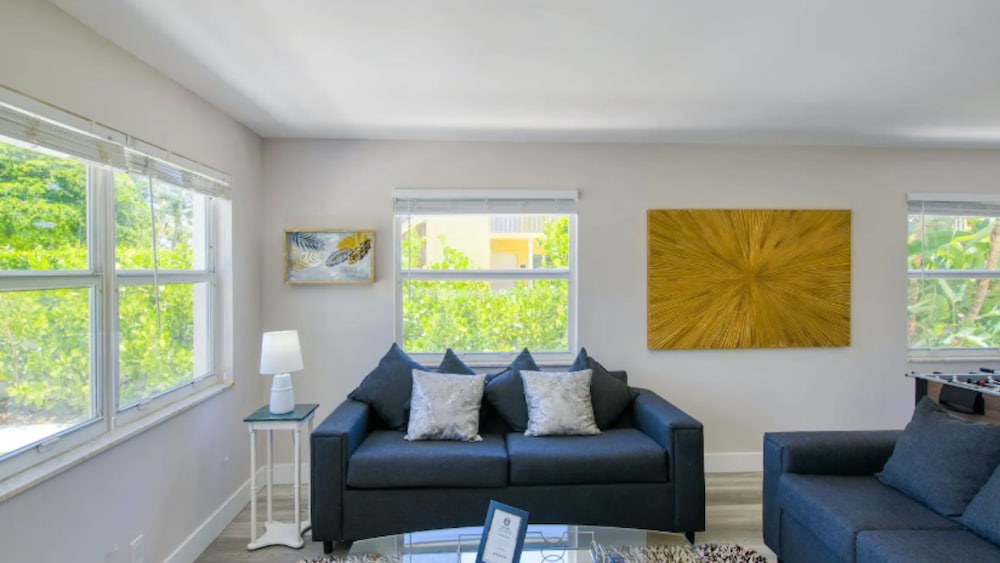 Luxury Condo photo 2