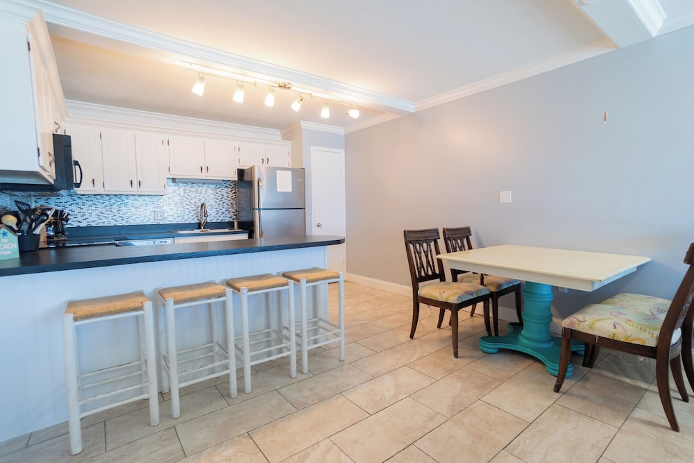 Comfort Condo, 2 Bedrooms, Non Smoking, Beach View photo 3