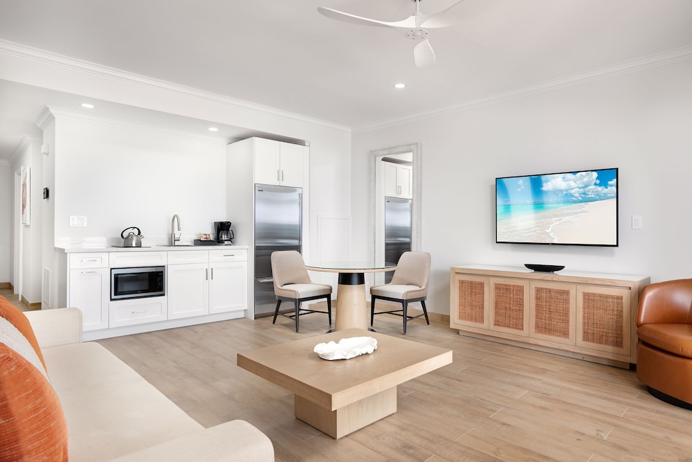 Deluxe Suite, 1 Bedroom, Oceanfront (Recently Renovated) - Photo 3