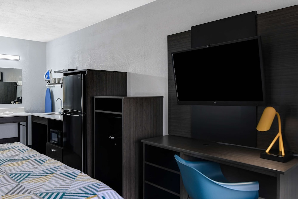 Standard Room, 1 King Bed, Non Smoking, Kitchenette - Photo 7