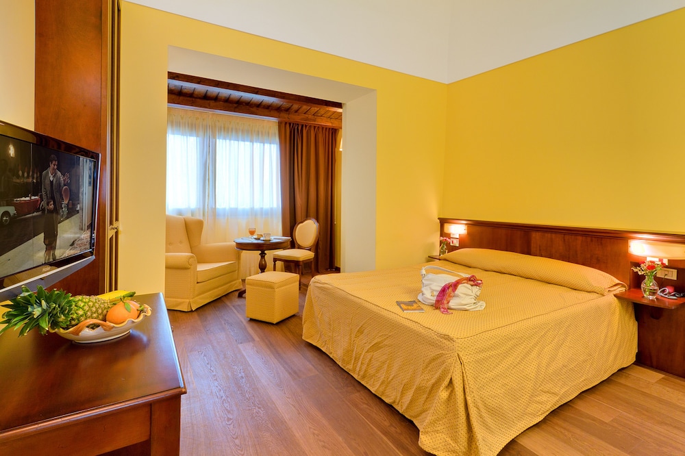 Junior Triple Room, 1 Queen Bed with Sofa bed, Private Bathroom - Photo 4