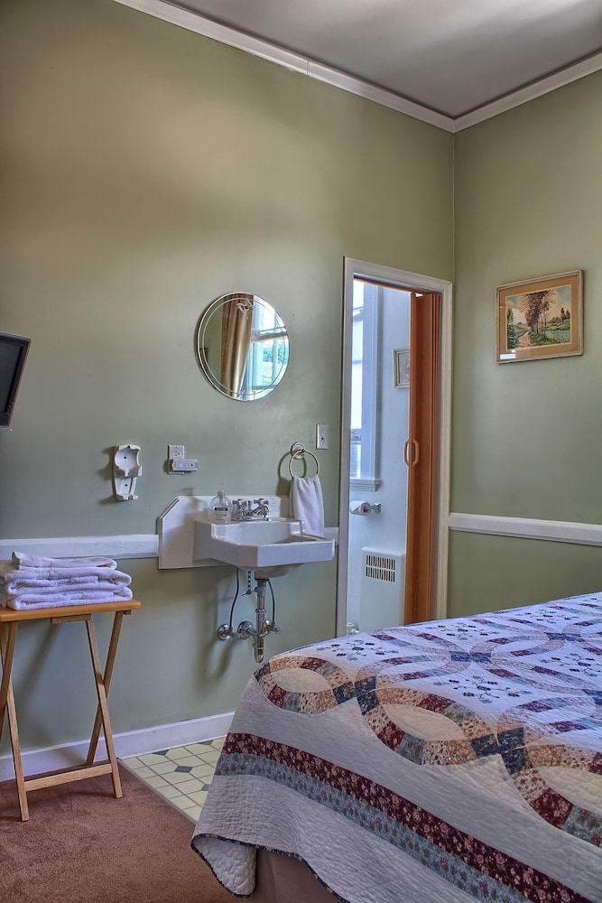Standard Room, 1 Queen Bed, Refrigerator, Partial Ocean View photo 2