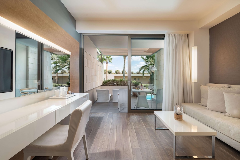 Deluxe Room (Sharing Pool)