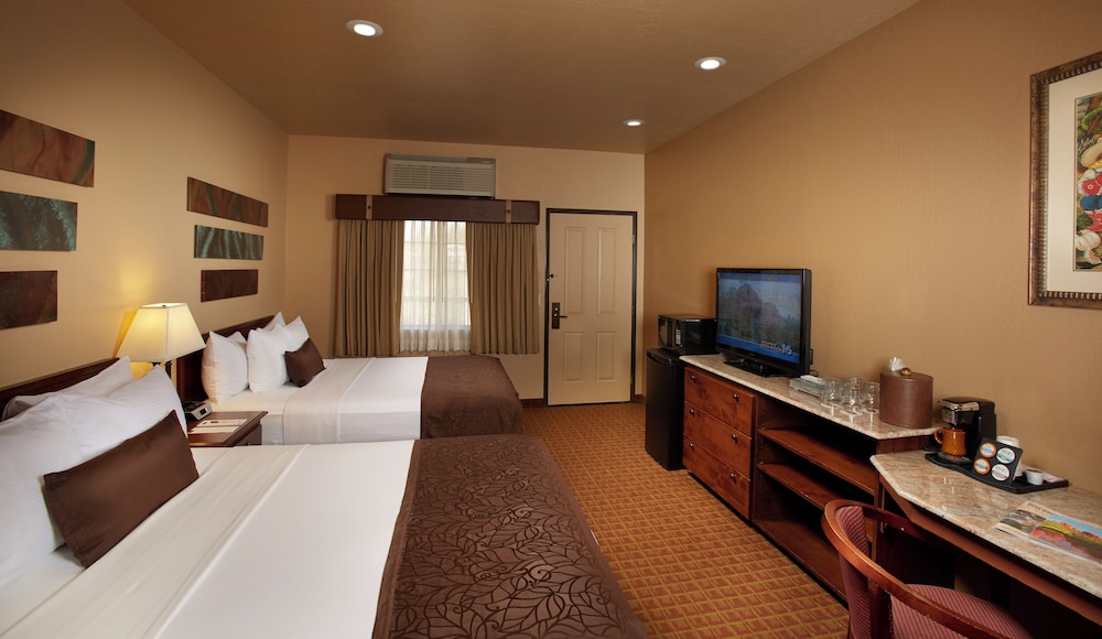 Traditional Room, 2 Queen Beds - Photo 3