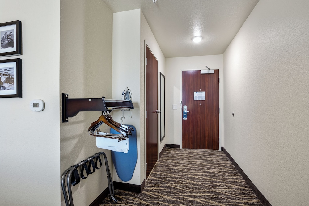 Room, 1 King Bed, Accessible, Non Smoking (Guestroom) - Photo 2
