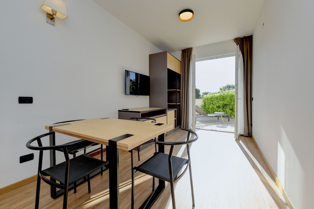 Family Suite, Multiple Beds, Non Smoking, Kitchenette - Photo 2