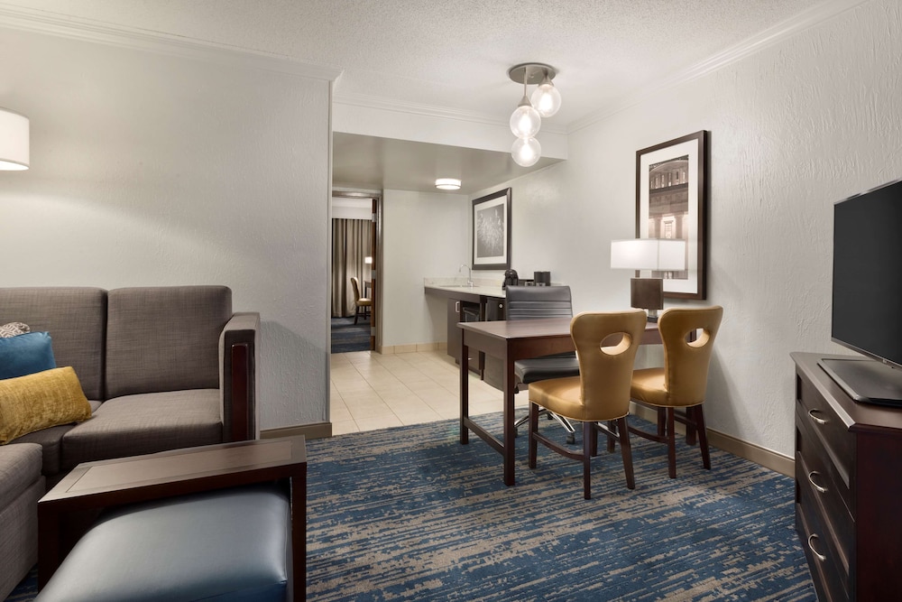 Premium Suite, 1 King Bed - Photo 4