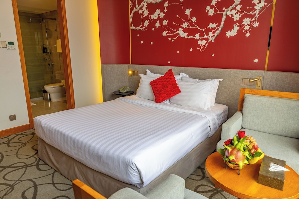 Standard Room, 1 Queen Bed, City View photo 2