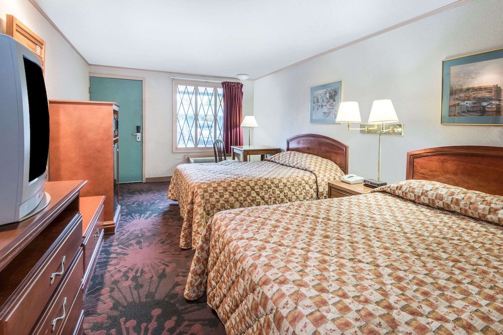 Room, 2 Queen Beds, Smoking - Photo 6