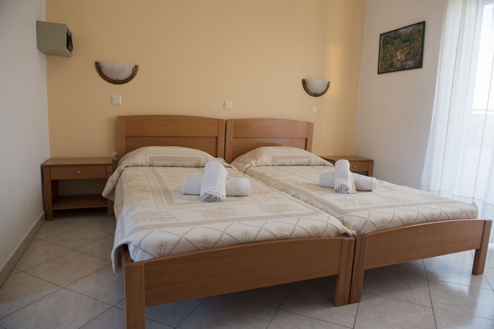 Classic Studio, 2 Twin Beds, Kitchenette, Garden View