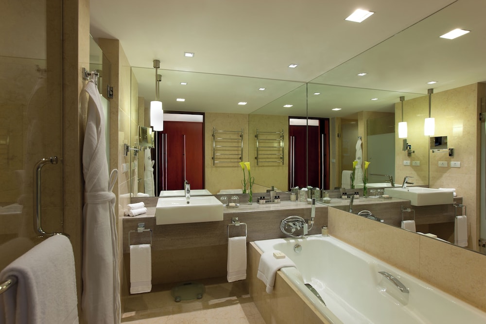 Deluxe Room, 2 Double Beds, Pool View photo 3