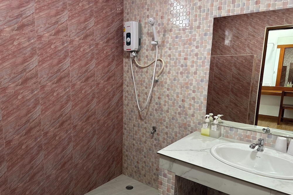 Deluxe Room - Photo 12