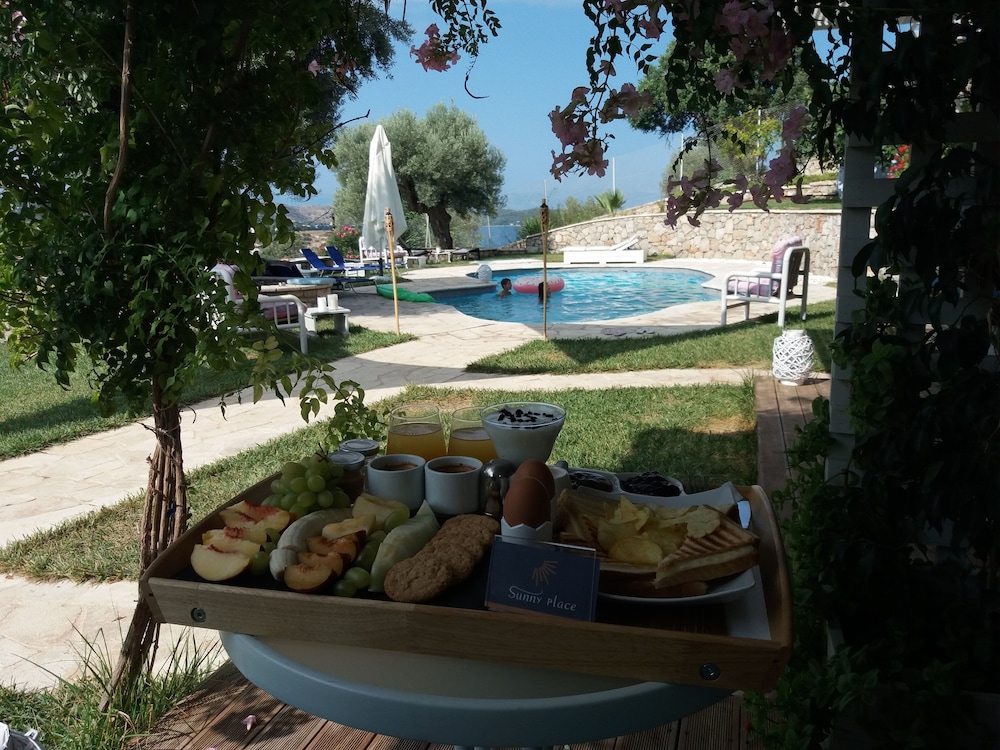 Junior Studio Suite, 1 King Bed, Pool View (Adults Only) photo 3