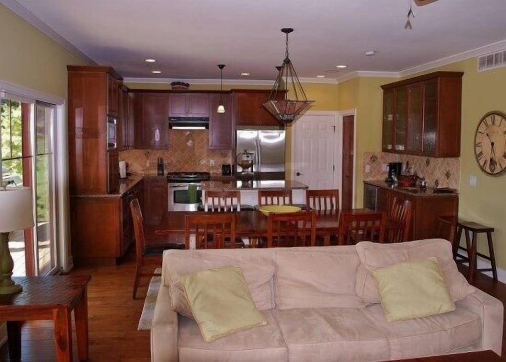 Cottage, 5 Bedrooms, Kitchen (4 Queen, 1 Queen Pullout and 6 Twin) photo 2