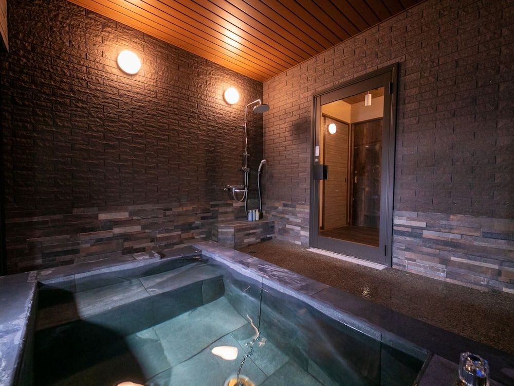 Suite, 4 Beds, private bath, Non Smoking - Photo 11