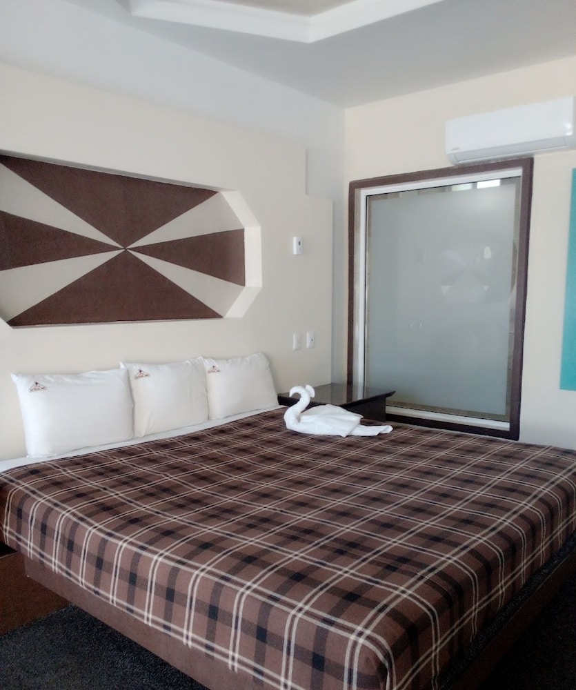 Economy Single Room, 1 King Bed photo 3
