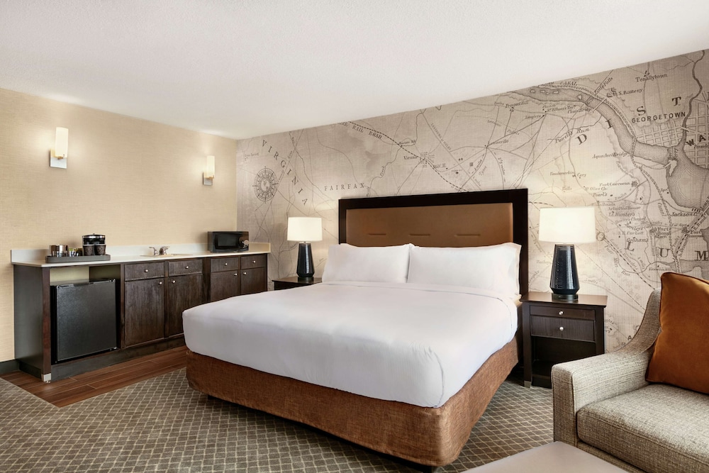 Premium Room, 1 King Bed, Kitchen - Photo 3