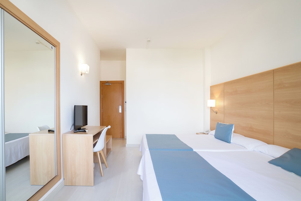 Standard Quadruple Room, 1 Bedroom, Pool View (3 adults + 1 child) - Photo 3