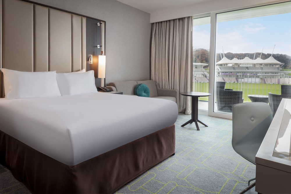 Deluxe Room, 1 Queen Bed, Non Smoking, Balcony (Pitch View) photo 3
