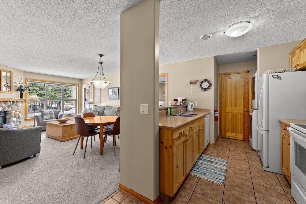 Condo, 2 Bedrooms photo 3