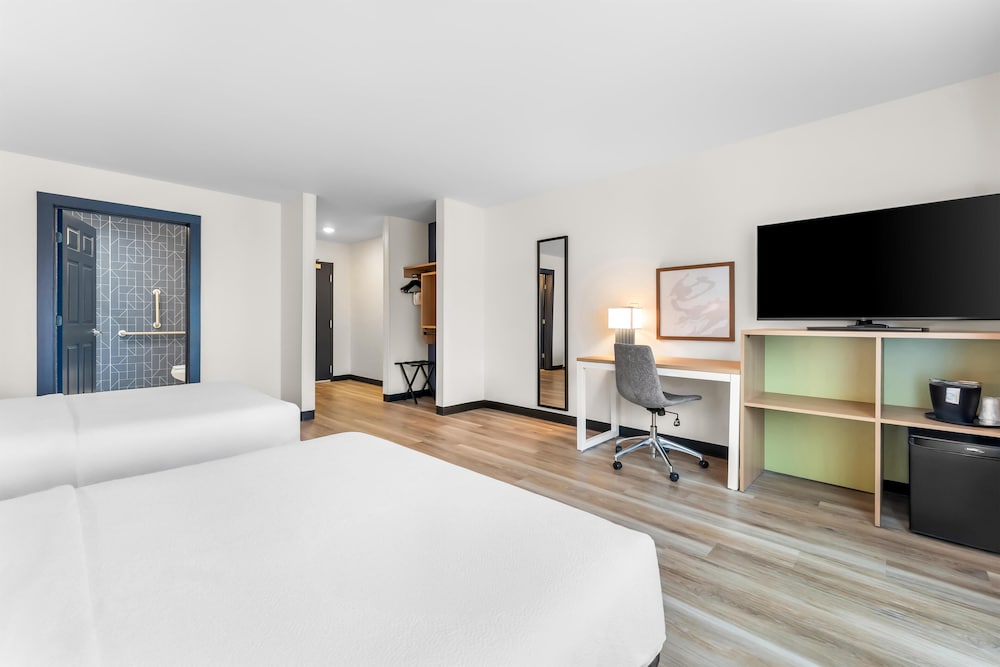 Room, 2 Queen Beds, Accessible, Bathtub (Mobility) photo 1