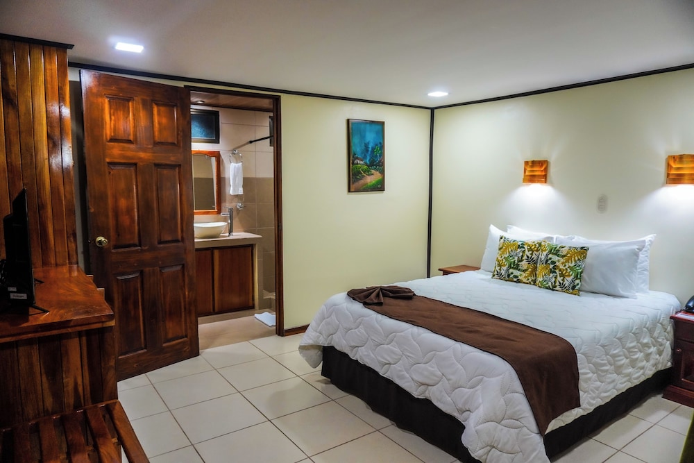 Clasic Room - 1 Queen Bed & 1 Single - Photo 5