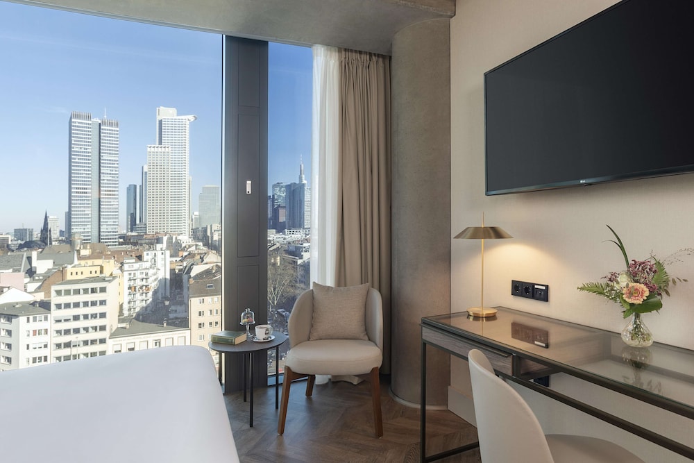 Junior Suite (Skyline View (Extra Bed 2 Ad + 1 Ch)) thumbnail 5