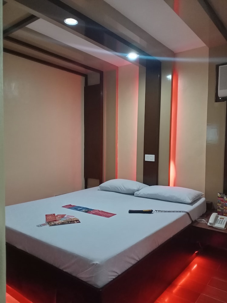 Deluxe Room, 1 Queen Bed photo 3