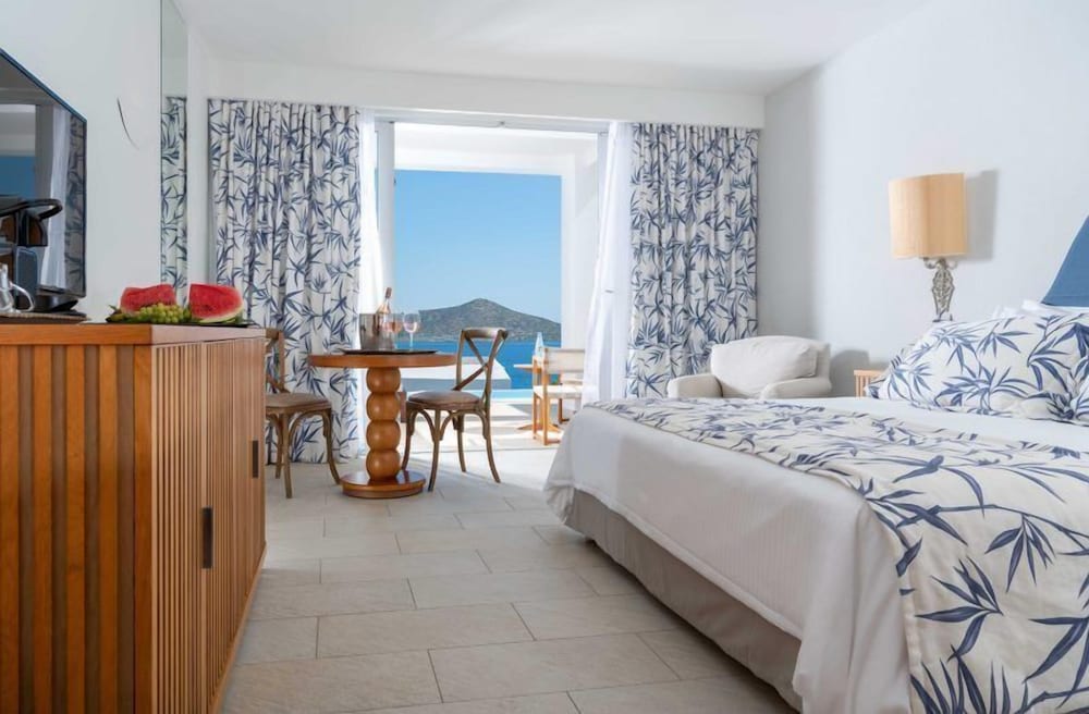 Mythica Maisonette with Sharing Pool, Sea View