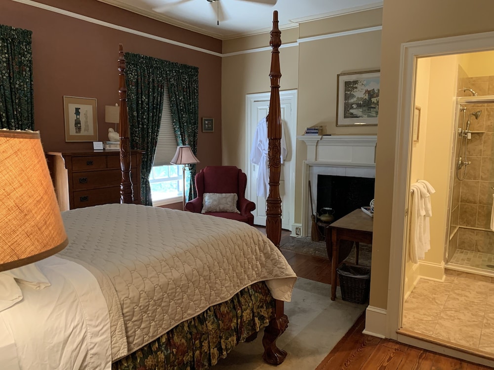 Traditional Room, 1 Queen Bed, Ensuite, City View
