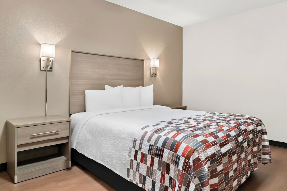Superior Room, 1 Queen Bed, Non Smoking (Ada, Roll-In Shower) - Photo 1