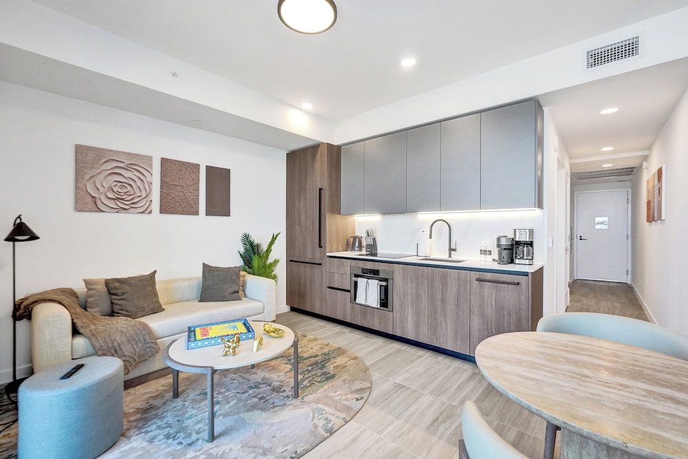 Deluxe 1 Bedroom with Balcony, Partial Ocean views